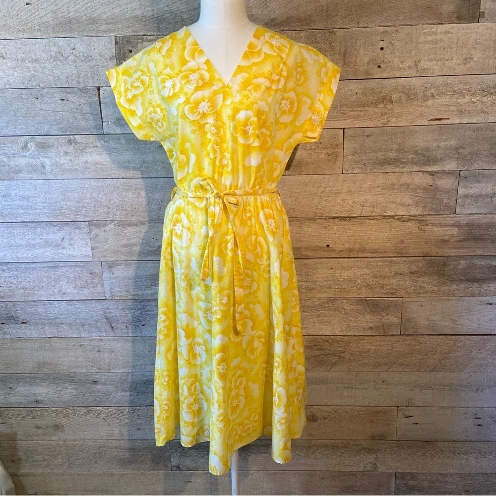 🇨🇦 Vintage Sanway women's yellow  & white Hawaiian‎ dress in size medium